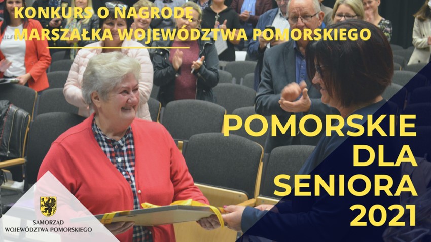 Kobieta wręczająca seniorce dyplom z gratulacjami. Napis:  Konkurs o nagrodę Marszałka Województwa Pomorskiego. Pomorskie dla Seniora 2021. W lewym dolnym rogu herb Samorządu Województwa Pomorskiego.
