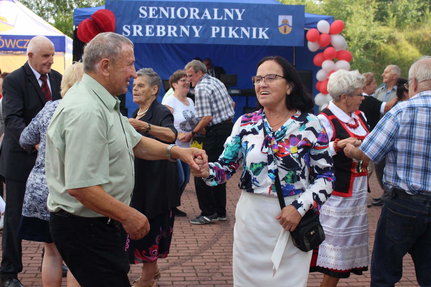 Uczestnicy pikniku tańczący przy muzyce