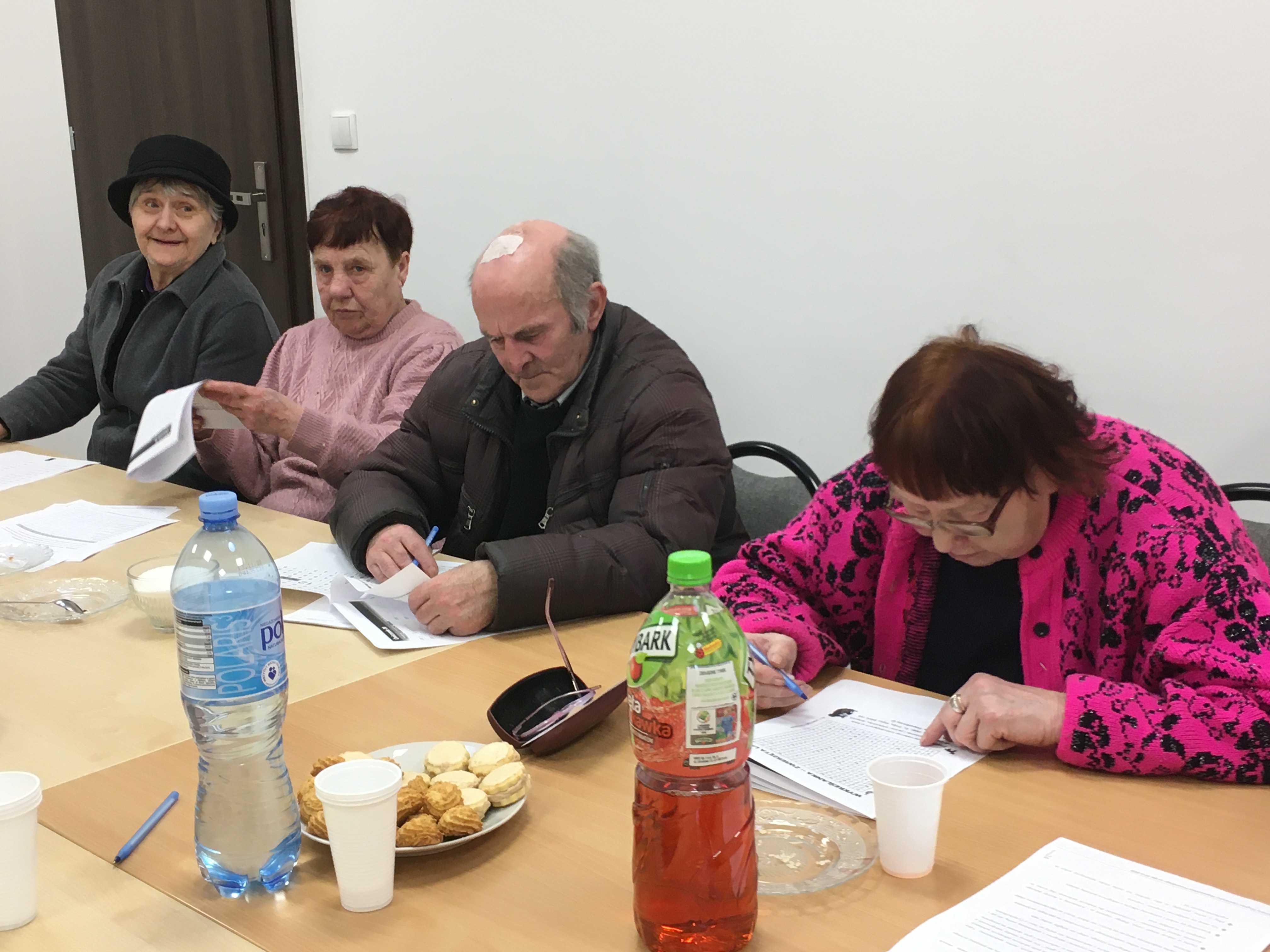 Seniorzy wykonujący zadania w ramach prowadzonego szkolenia.