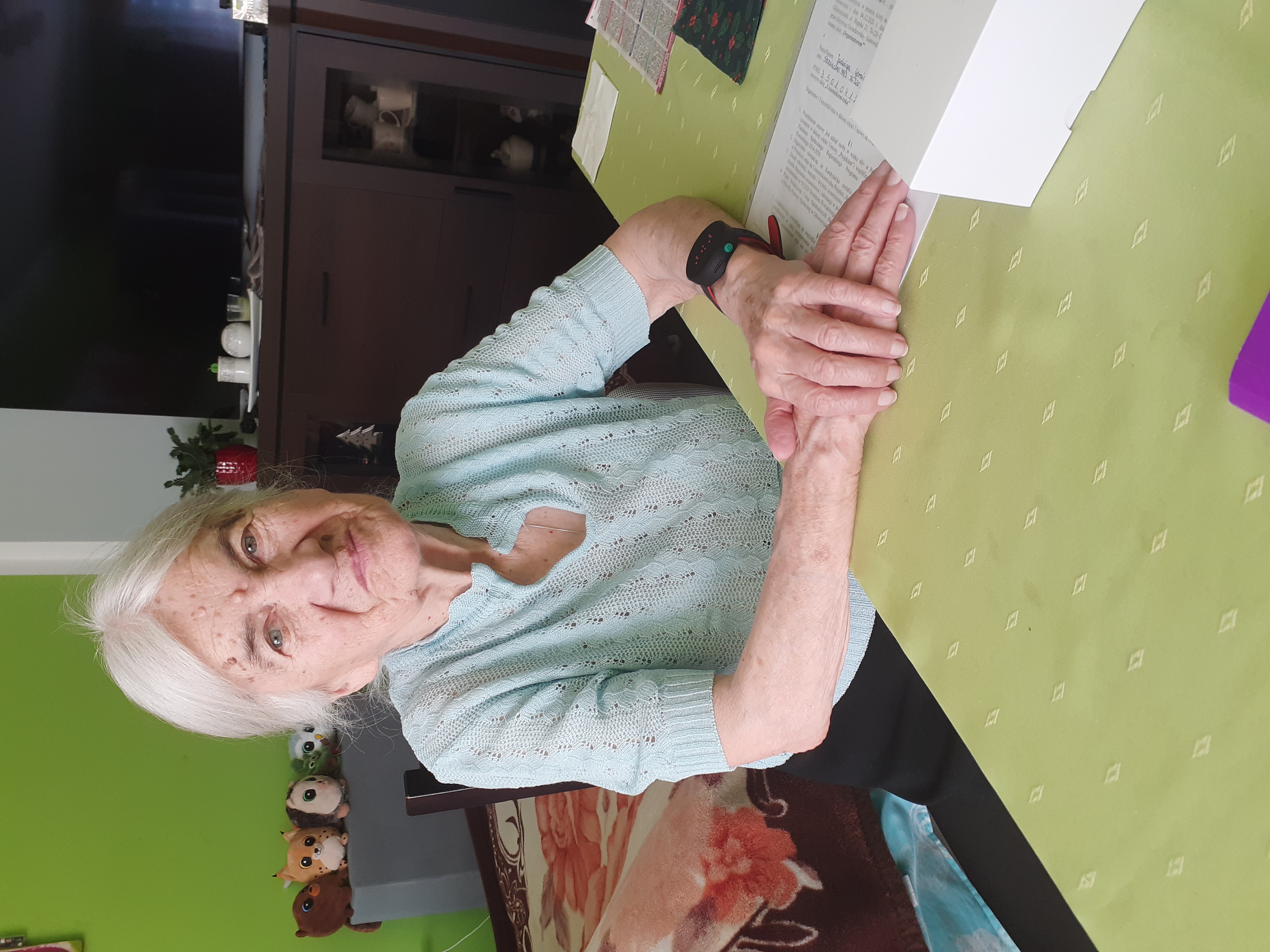Seniorka z opaską monitorującą na ręce