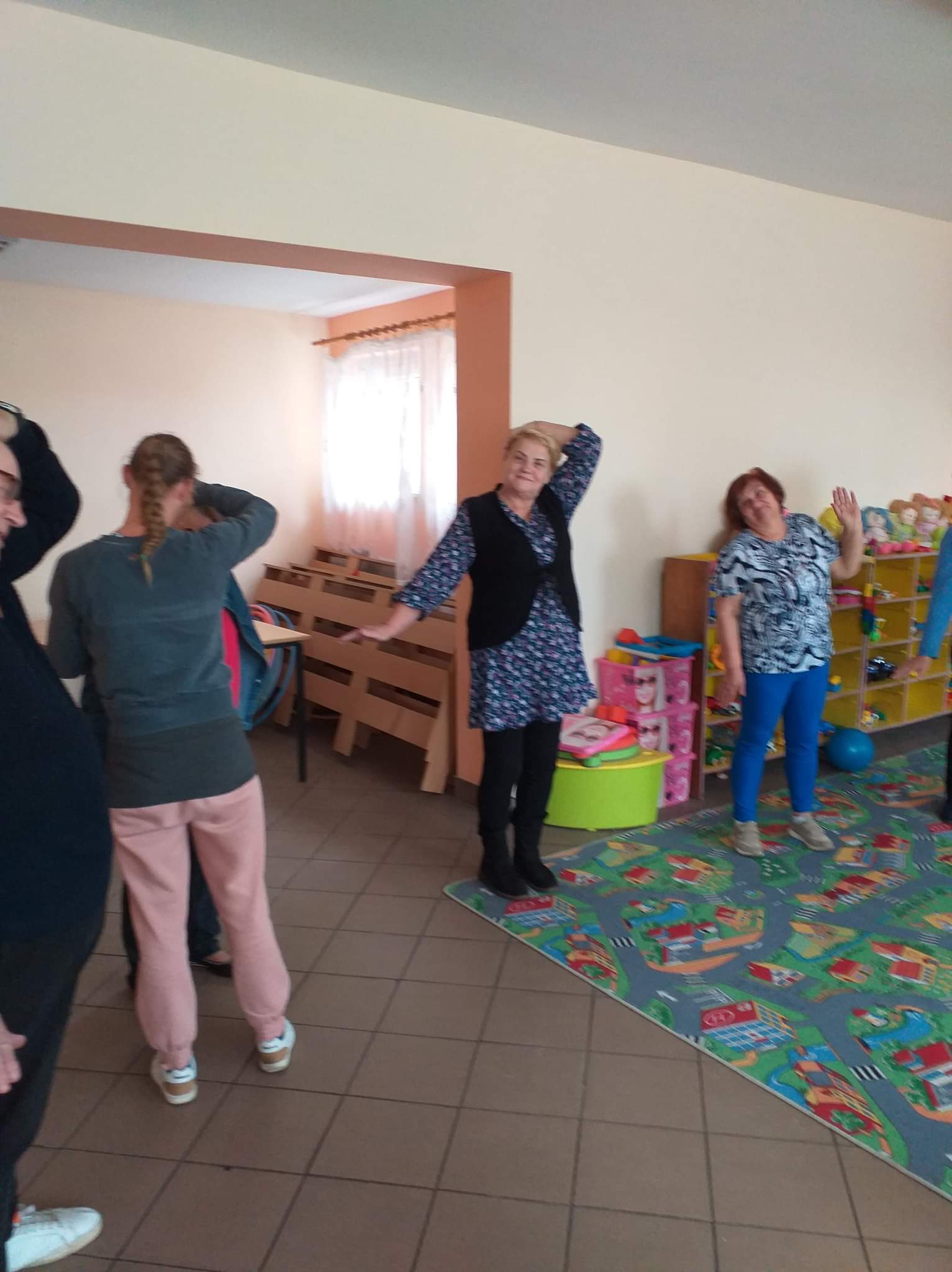 Seniorzy podczas ćwiczeń ruchowych