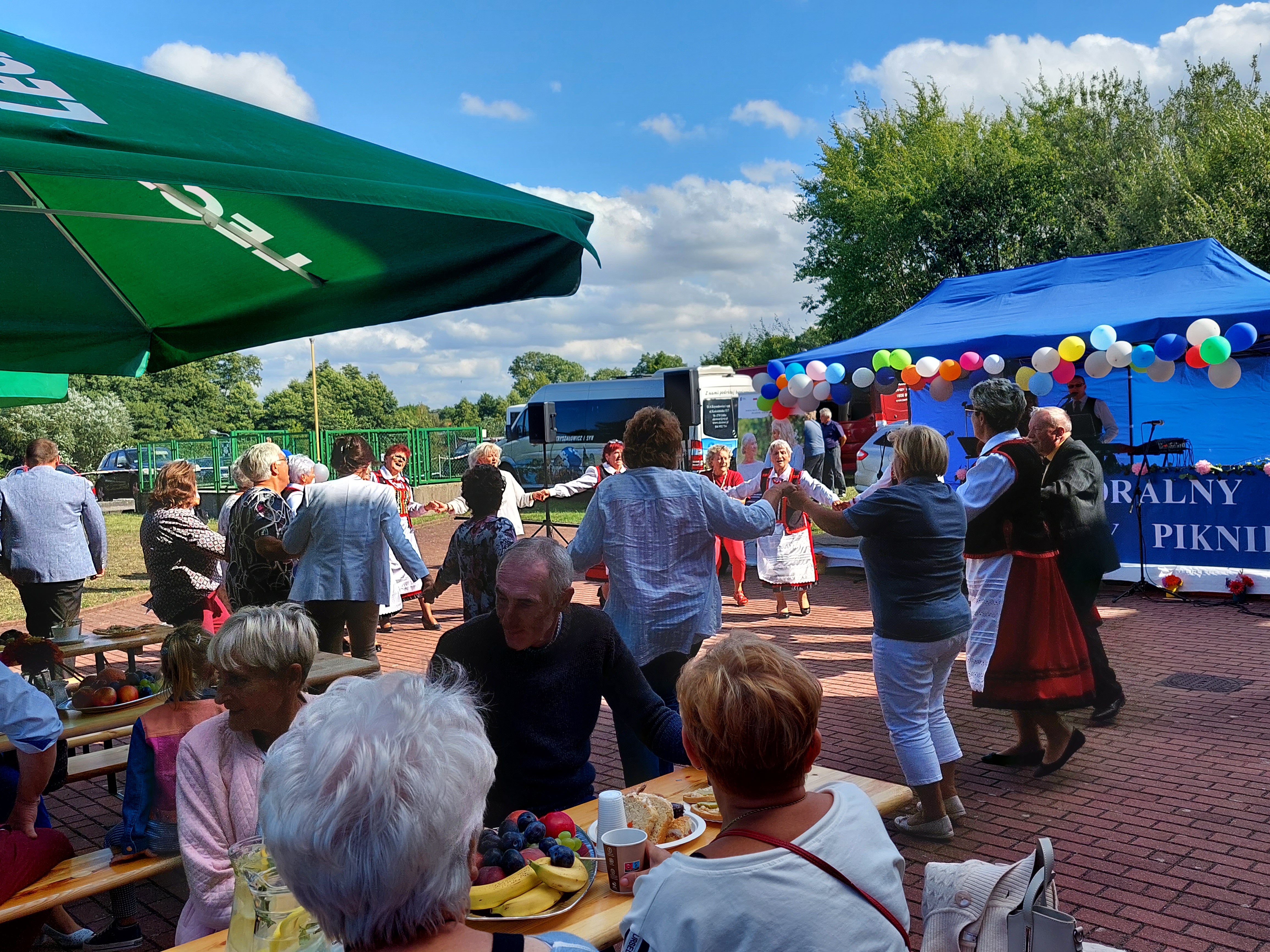 Seniorzy w tańcu na pikniku senioralnym