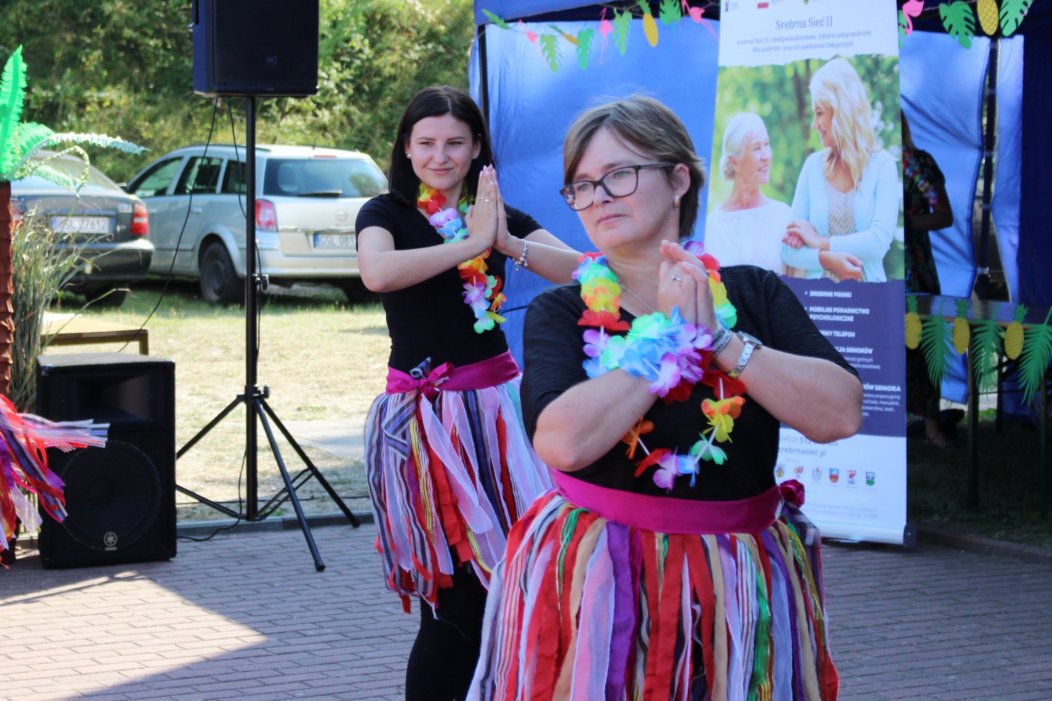 Uczestnicy Środowiskowego Domu Samopomocy wraz z opiekunami podczas występu tanecznego
