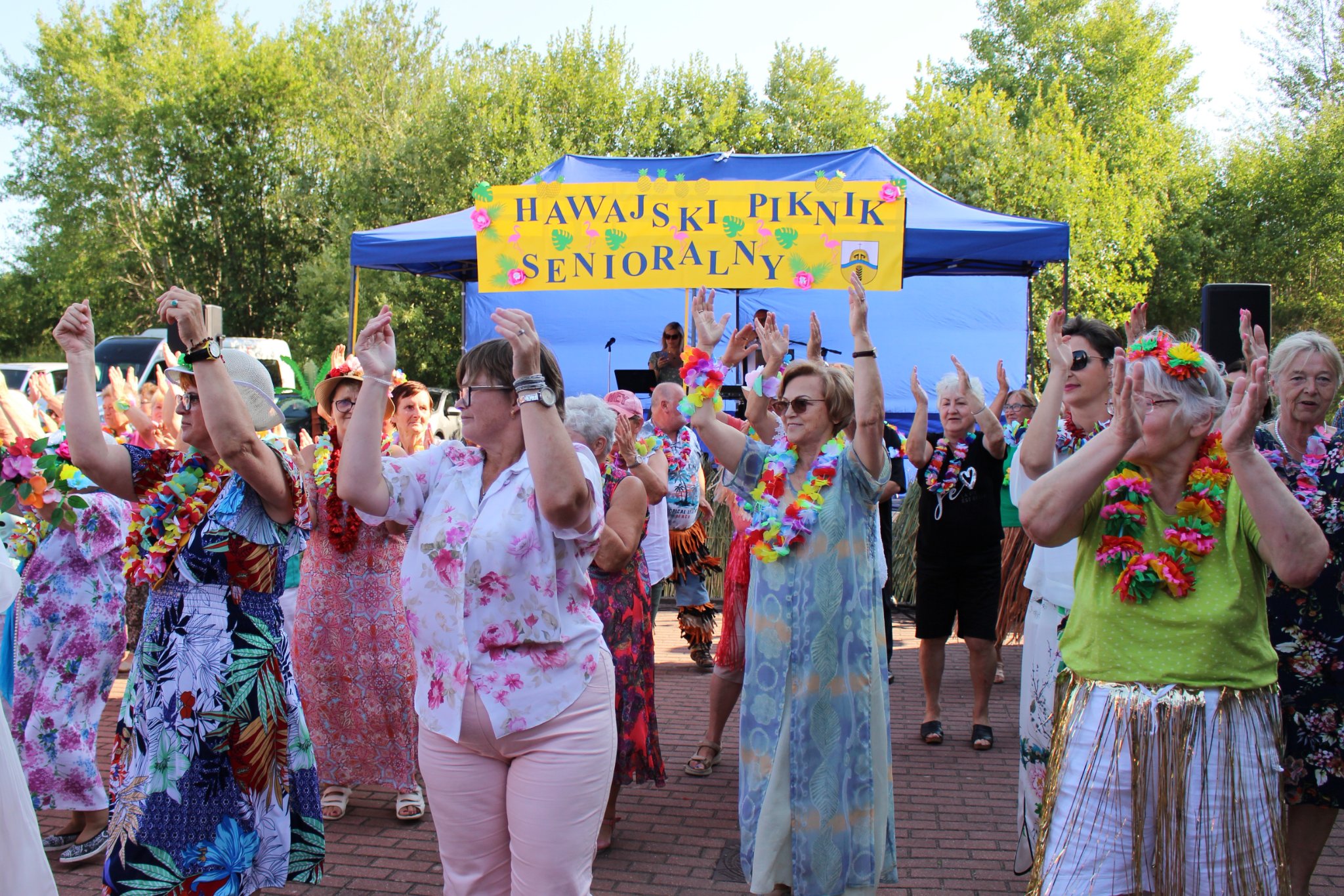 Uczestnicy Środowiskowego Domu Samopomocy uczący uczestników pikniku zaprezentowanego podczas występu tańca