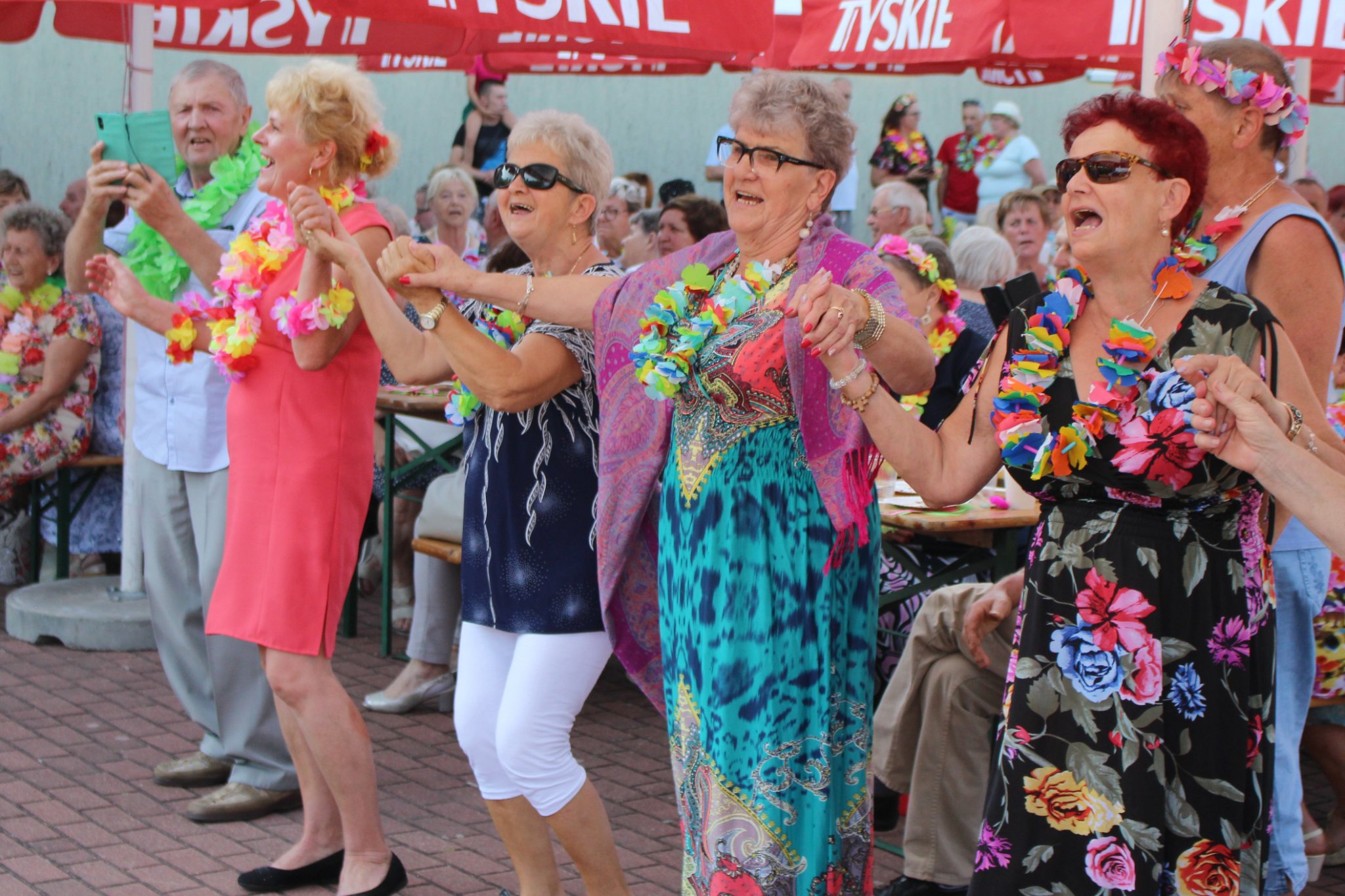 Uczestnicy pikniku podczas zabawy tanecznej