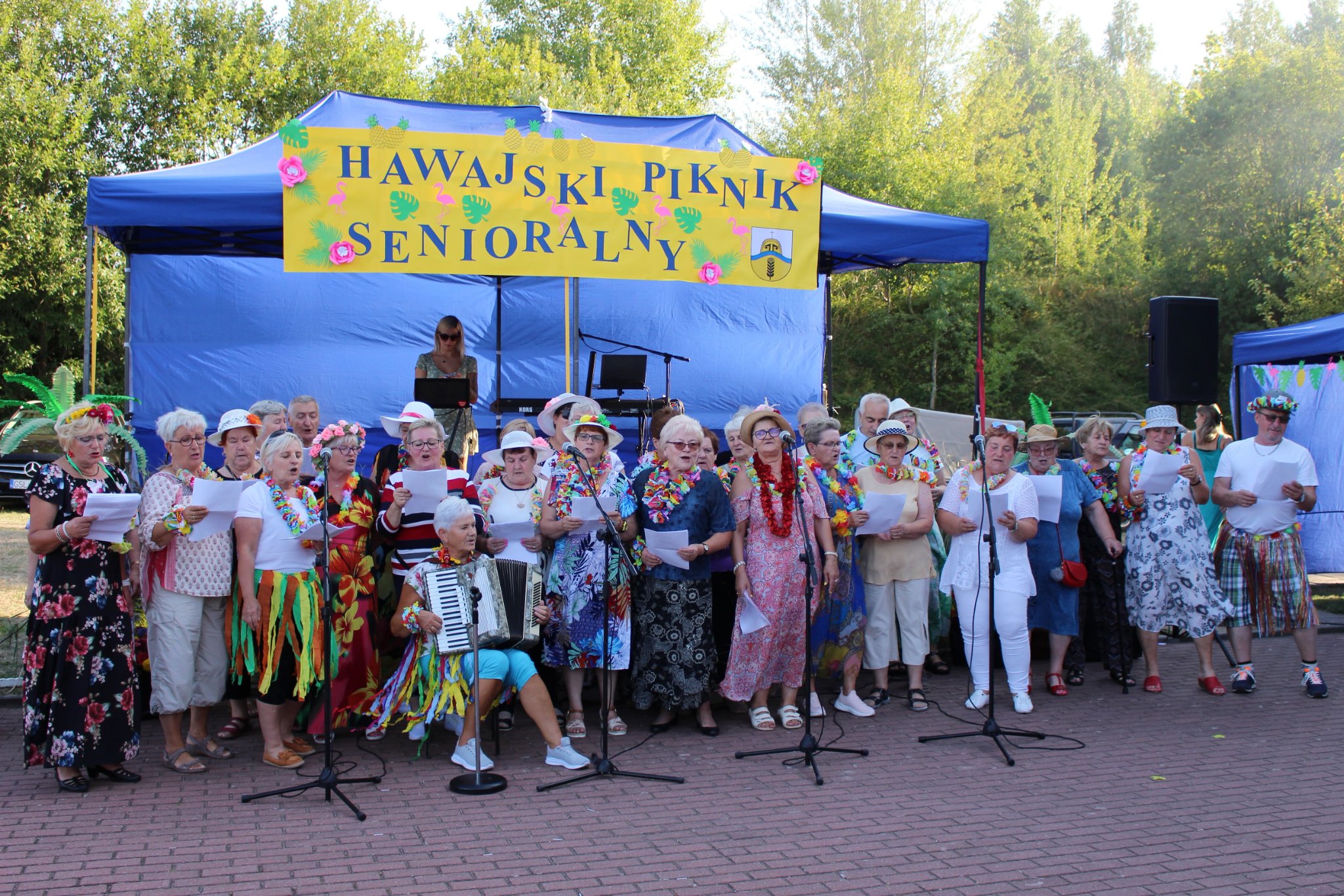 Członkowie jednego z Klubów Seniora podczas występu wokalno-muzycznego