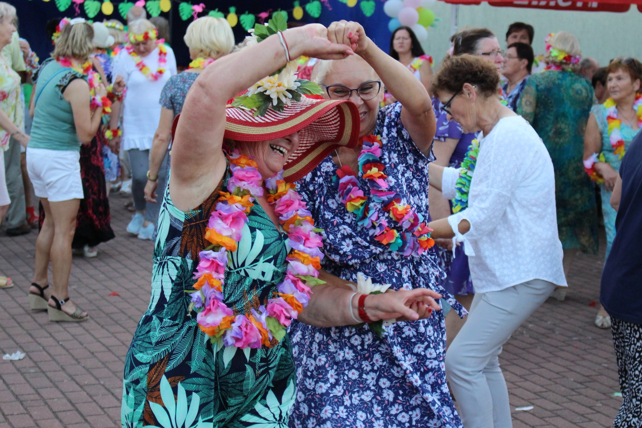 Tańczący uczestnicy pikniku